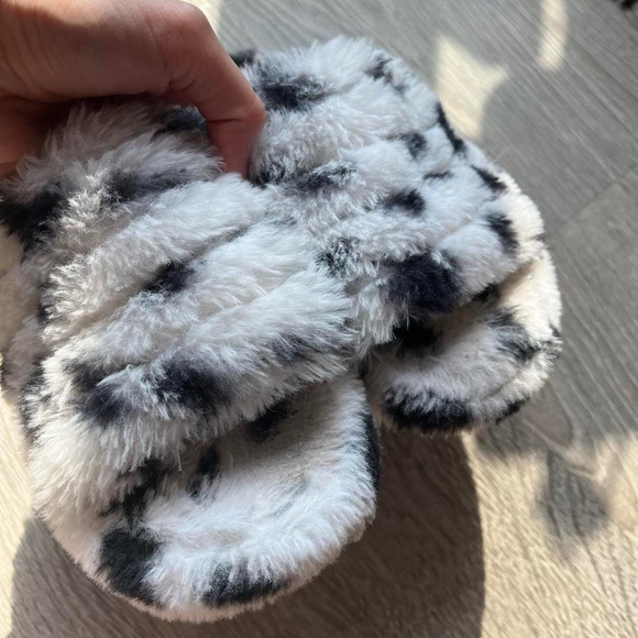 3/$35✨ Cow print fuzzy slippers - Picture 3 of 5